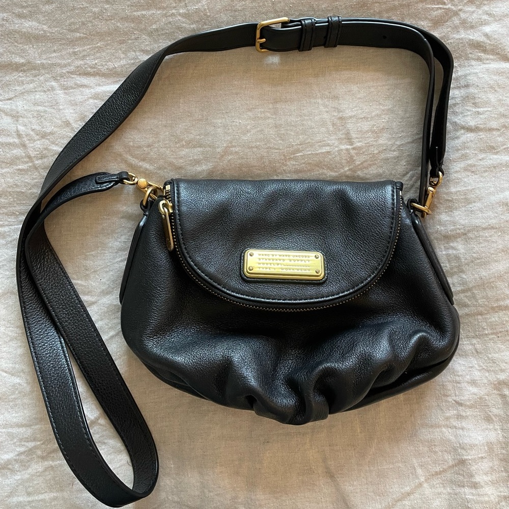 Marc Jacobs cross body black leather purse. Excellent condition.